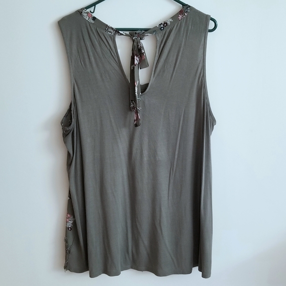 Beautiful ladies sleeveless top - Picture 2 of 4